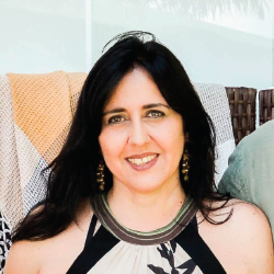Profª Dra. Luciana Carneiro